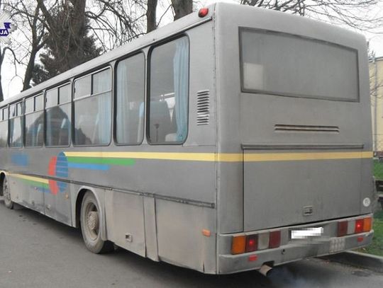 Nietrzeźwy kierowca wiózł dzieci szkolnym autobusem.