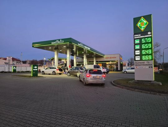 Paliwa drożeją przez konflikt na Bliskim Wschodzie. W Chełmie ruch na miejskiej stacji prawie dwa razy większy