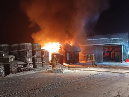 Policjanci wracali do domów, gdy zauważyli ogień. Uratowali tartak w Krupem przed spaleniem