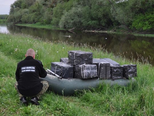 Porzucone przez przemytników papierosy dryfowały w pontonie po Bugu