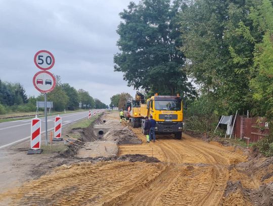 Pow. włodawski. Ruszyła budowa ścieżki rowerowej i chodnika w Urszulinie i Wytycznie