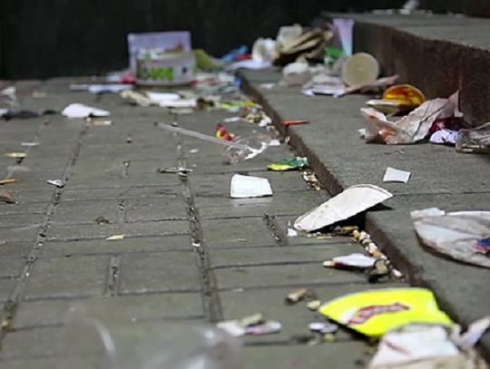 Powyrywane słupki i porozrzucane śmieci. Centrum Chełma, jak po przejściu tornada.