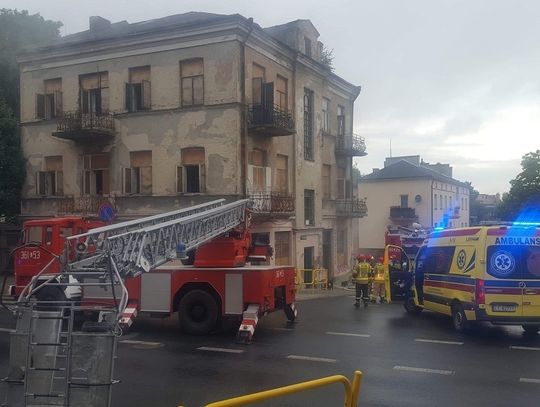 Pożar kamienicy w centrum miasta. Ogień gasiły cztery zastępy straży pożarnej, są poszkodowani