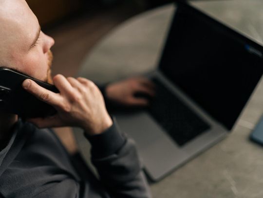 Praca marzeń czy pułapka? Uwaga na fałszywych rekruterów w sieci [FILM]