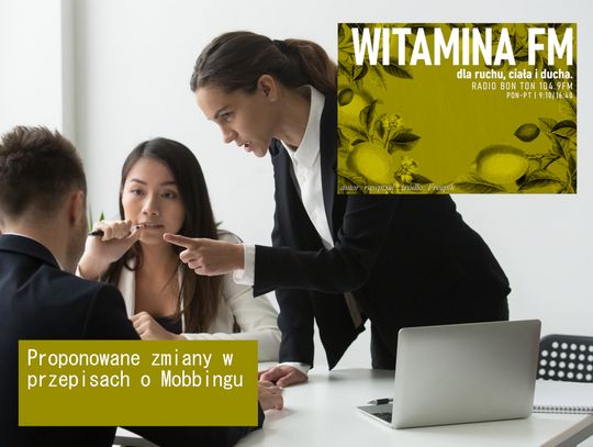 Zdjęcie stanowi inscenizację mobbingu, przez dwie osoby stojące nad pracownikiem siedzącym przy stole.