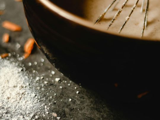 Przepis na piernika, który zawsze się udaje – idealna propozycja na szybkie ciasto
