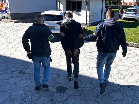 Recydywista wpadł po pościgu. Miał dwa zakazy, alkohol w organizmie i setki porcji narkotyków