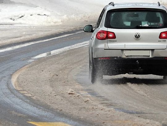 Region: Służby walczą ze śniegiem na drogach wojewódzkich [VIDEO]