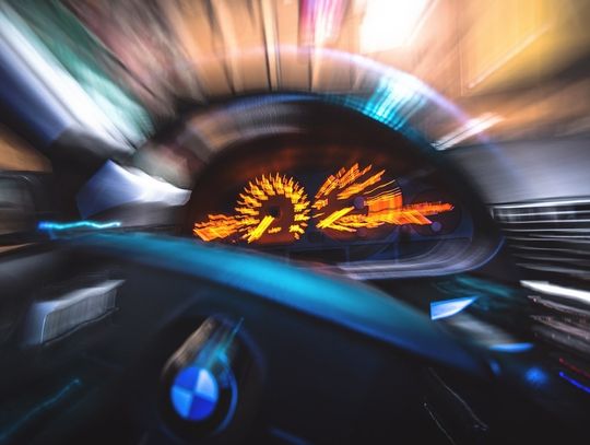 Rząd planuje podwyżkę mandatów z 500 na 5000 zł [SONDA]