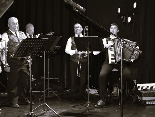 Są muzycznie młodzi, ale budują na fundamencie tradycji. Gmina Wojsławice świętowała 10. urodziny Czerwonej Jarzębiny [ZDJĘCIA]