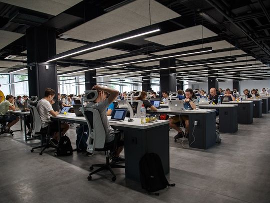 Słuchawki do telefonu stacjonarnego – jak wybrać dobre rozwiązanie do call center?