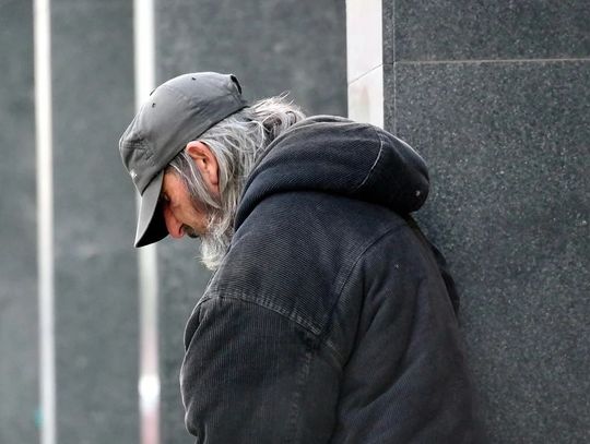 Służby apelują - nie przechodźmy obojętnie obok bezdomnych