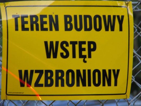 Strop w budynku mieszkalnym zawalił się z winy robotników. Jeden z nich został ranny.