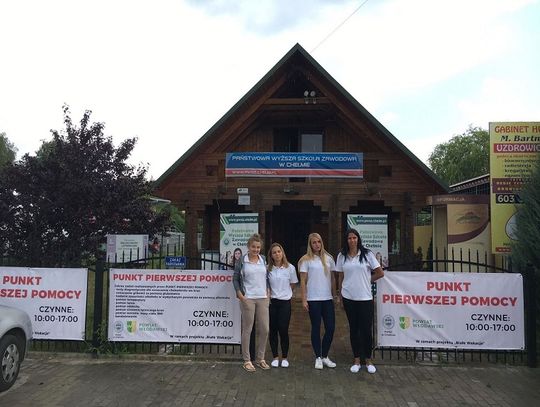 Studenci PWSZ udzielają pierwszej pomocy nad jeziorem Białym