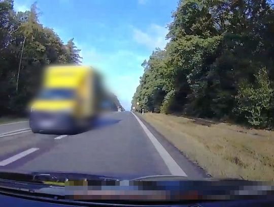 Szokujące nagranie z DK17. Kierowca busa jechał pod prąd w Łopienniku Podleśnym [FILM]