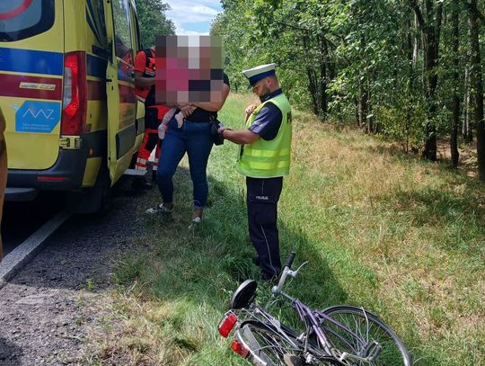 To mogło się skończyć tragicznie! Potrącenie rowerzystki podczas wyprzedzania