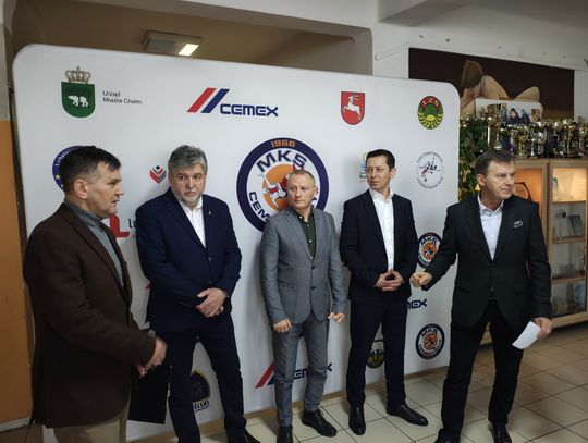 Dziś w siedzibie Cementu Gryfa Chełm odbyła się konferencja prasowa dotycząca m.in. planowej przez Prezydenta Jakuba Banaszaka rezygnacji z przyznanej dla klubu dotacji.