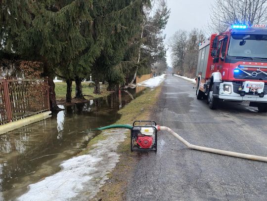 W miejscowości Różanka w gminie Włodawa woda zalała posesję i zaczęła wdzierać się do domu mieszkalnego.