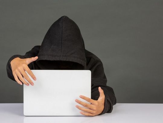 25-latka i jej 33-letnia siostra, chcąc pomóc bratu w zakupach, przekazały mu kody BLIK, nie podejrzewając, że korespondują z oszustem.