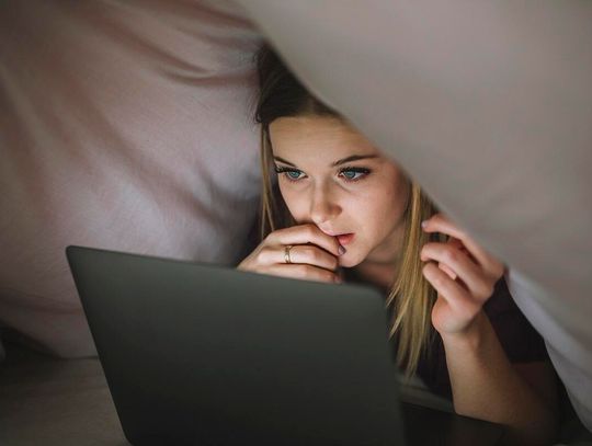 Oszust w Internecie. Młoda kobieta straciła 1000 złotych.