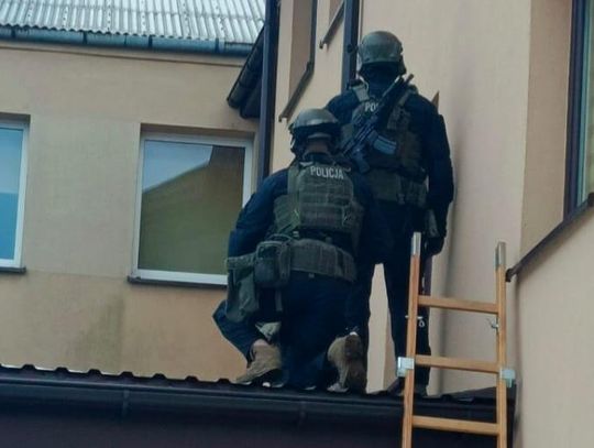 35-letni mężczyzna, znajdujący się w głębokim kryzysie emocjonalnym, groził nożem swojej matce, a następnie zabarykadował się w mieszkaniu.