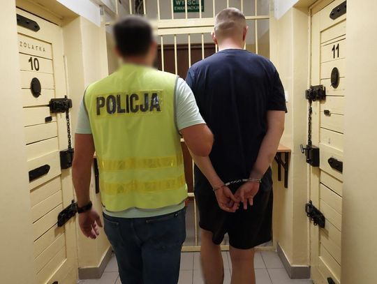 26-latek z Chełma próbował wynieść ze sklepu słuchawki i drona bez płacenia.