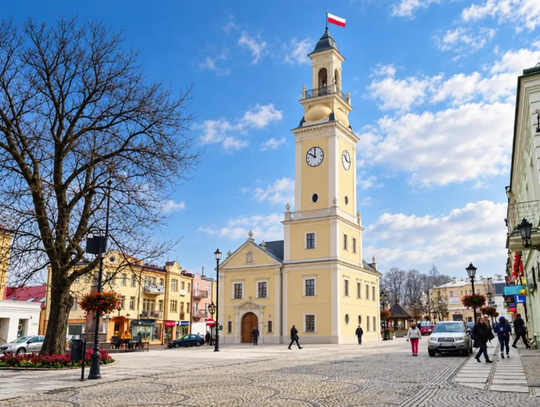 Wizualizacja przedstawiająca możliwy wygląd odbudowanego ratusza na placu Łuczkowskiego w Chełmie.