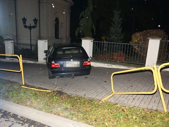 Nietrzeźwy 19-latek wjechał BMW w ogrodzenie cerkwi przy ulicy Kopernika w Chełmie.