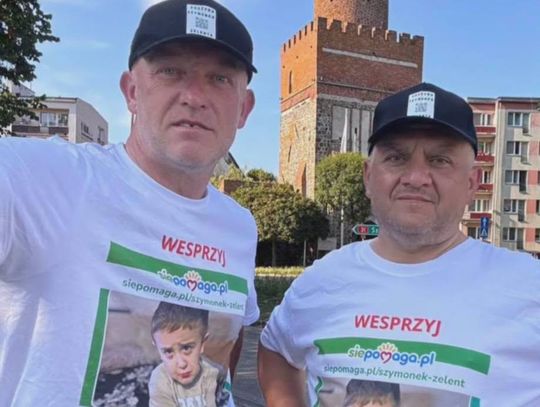 Krzysztof Dąbrowski i Marcin Dadas, reprezentanci Chełmskiego Klubu Morsów, są w trakcie rowerowego, charytatywnego rajdu.