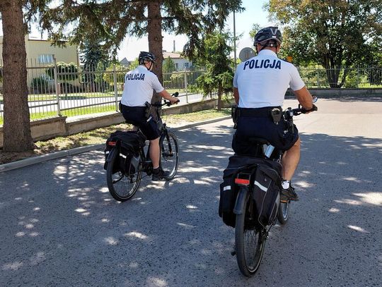 Na ulicach, ścieżkach i w parkach Chełma oraz okolic wciąż można spotkać policyjne patrole rowerowe.