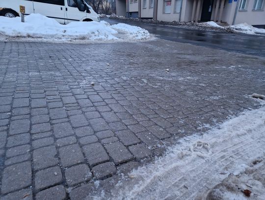 Ostrzeżenie, że po marznących opadach i przez zamarzający topniejący śniegu na wielu ulicach i chodnikach jest ślisko.