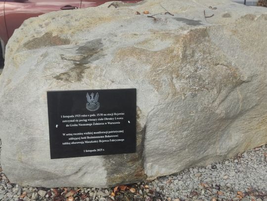 Wiadomości lokalne. Pociąg pamięci - Rejowiec odda hołd Obrońcy Lwowa. V Lubelskie Forum Turystyki i laureaci konkursu na najlepszy produkt turystyczny. Na zdjęciu tablica pamiątkowa w Rejowcu.