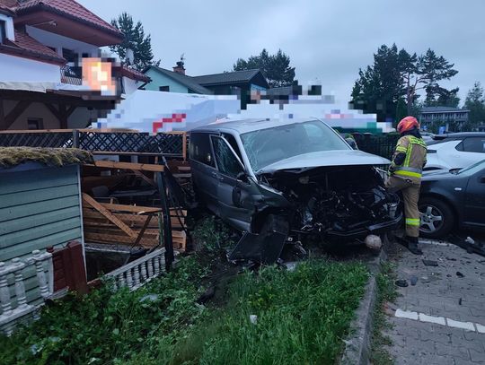 Uciekał przed radiowozem, roztrzaskał auto. 19-latek odpowie przed sądem