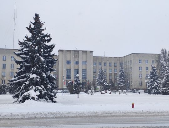 Wiadomości lokalne. Reorganizacja uderza w pracowników. Co dalej po zmianach w starostwie? Dziś ruszają radiowe licytacje WOŚP