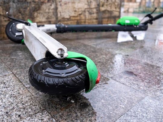 Wiadomości lokalne. Skok liczby wypadków na hulajnogach elektrycznych. Od czerwca obowiązek jazdy w kasku dla dzieci