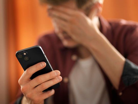 79-letni mężczyzna uwierzył, że jego oszczędności są zagrożone, i przekazał fałszywym funkcjonariuszom aż 26 tysięcy złotych.