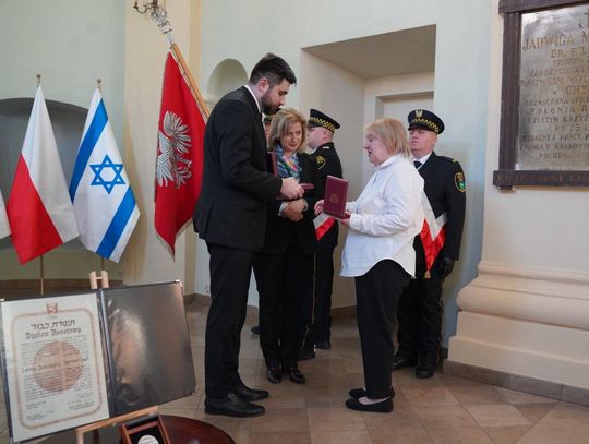 Odznaczenie nadane Leonowi Jastrzębiowi odebrała jego wnuczka, pani Anna Wojda.