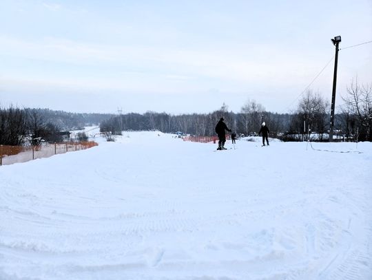 Wiadomości lokalne. Stok w Kumowej Dolinie działa. Radiowe Kroniki miasta po raz kolejny na żywo na rzecz WOŚP
