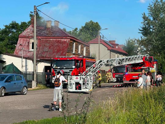 W piątkowe popołudnie przy ulicy Kopernika w Chełmie wybuchł pożar. Ogień zajął poddasze oraz jedno z pomieszczeń mieszkania.