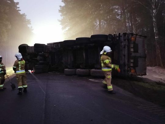 Wiadomości lokalne. Uważajcie na drogach. Wczoraj ucierpiał rowerzysta i kierująca, dziś na DW 812 przewróciła się ciężarówka