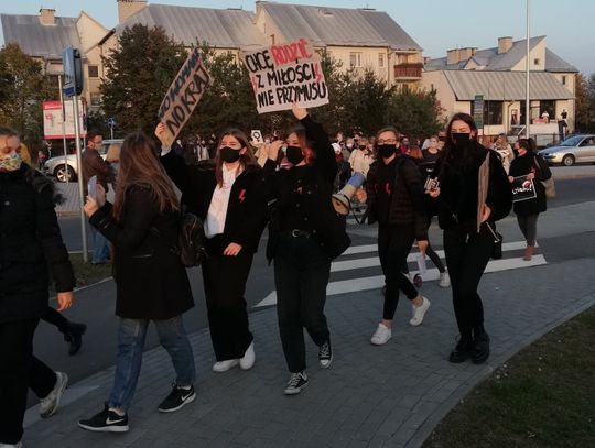 Włodawa: Kobiety protestowały na ulicach miasta [VIDEO]
