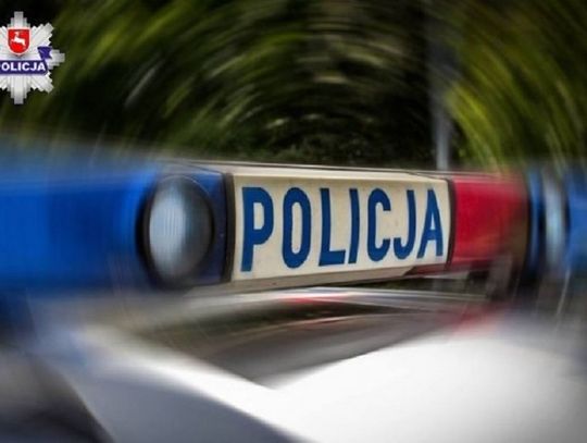 Włodawa: Policjanci ugasili palący się na jezdni samochód