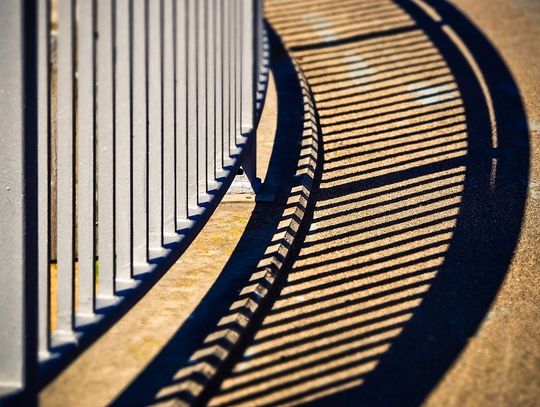 Włodawa: Policjanci uratowali kobietę znajdują się za barierką mostu