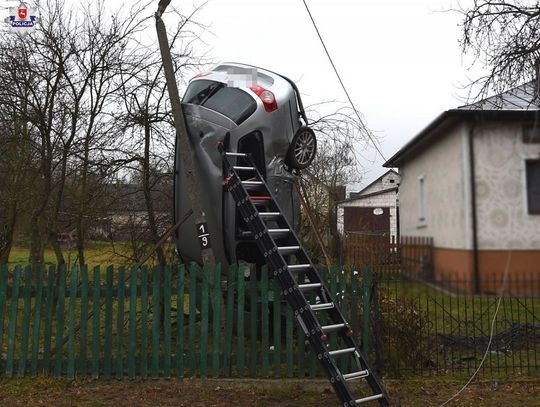 Wpadł w poślizg i... pionowo uderzył w słup