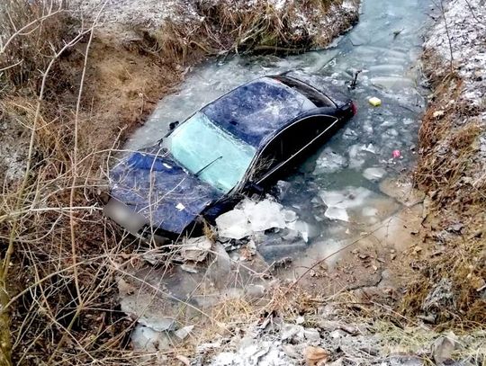 Wylądował samochodem w lodowatej wodzie