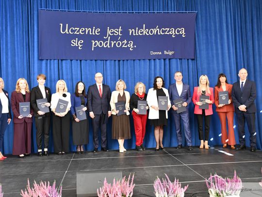 Wyróżnieni nauczyciele i dyrektorzy podczas wojewódzkiego święta edukacji w Krasnymstawie [LISTA+ZDJĘCIA]