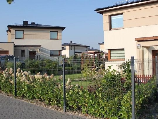 Zalety mieszkania w otoczeniu zieleni. Zainwestuj w zdrowie, mądrze wybierając dom