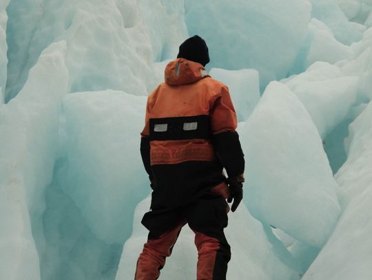 Zimowa opowieść w środku maja. Mateusz Podolak o życiu na Antarktydzie.