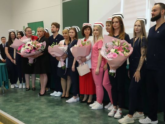 Złożyli ślubowanie, przyjęli odpowiedzialność. Absolwenci pielęgniarstwa i położnictwa PANS w Chełmie zasilą region