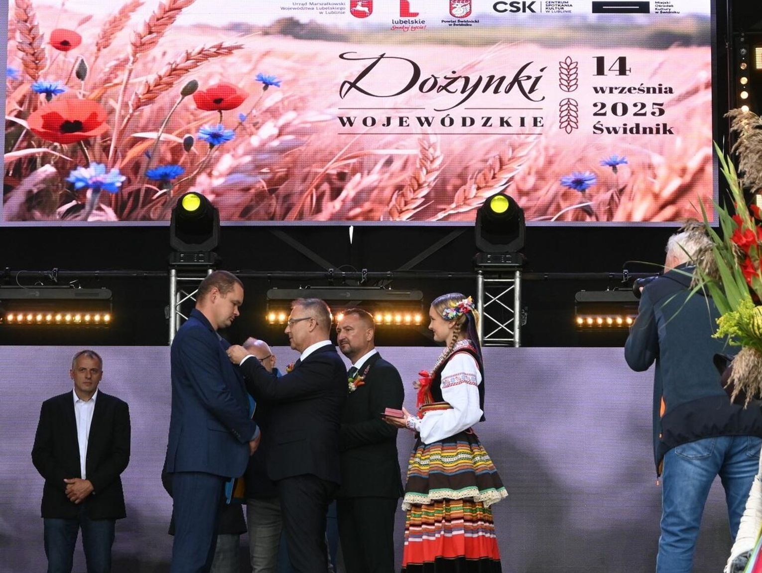 Dożynki Wojewódzkie w Świdniku - rolnicy z Lubelszczyzny z odznaką „Zasłużony dla Rolnictwa”. Zobaczcie zdjęcia